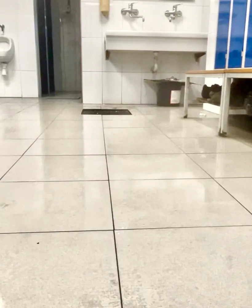 Aseos y vestuarios de una empresa limpios por Ipar Clean