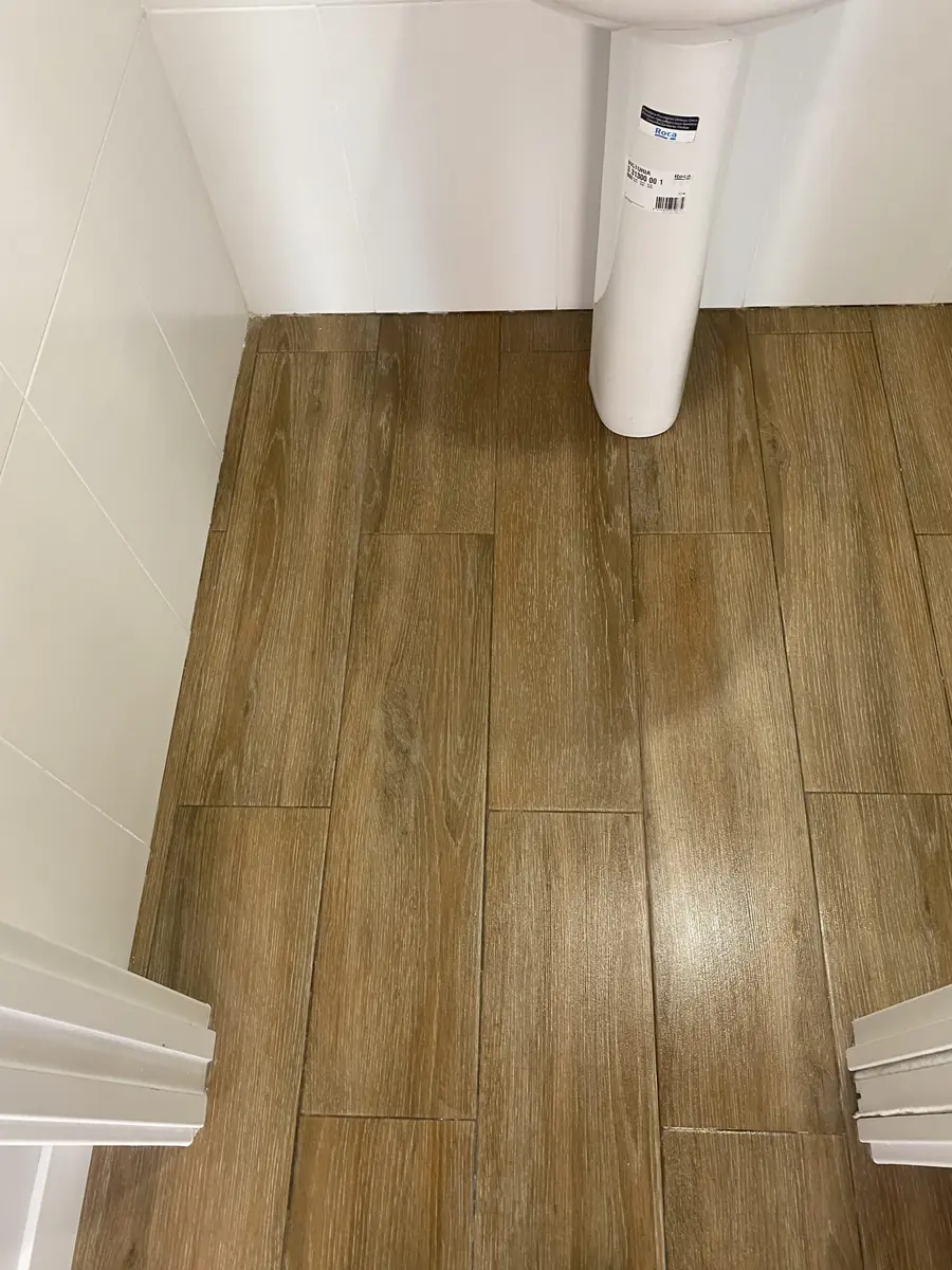 Suelo de baño limpio y brillante después de la limpieza de fin de obra