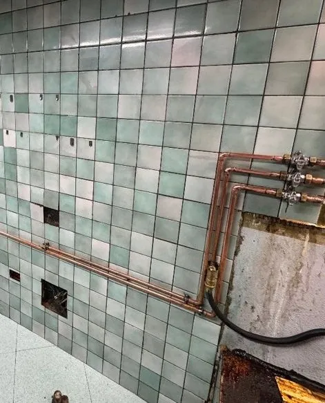Azulejos de la cocina de un local de hostelería después del desengrase