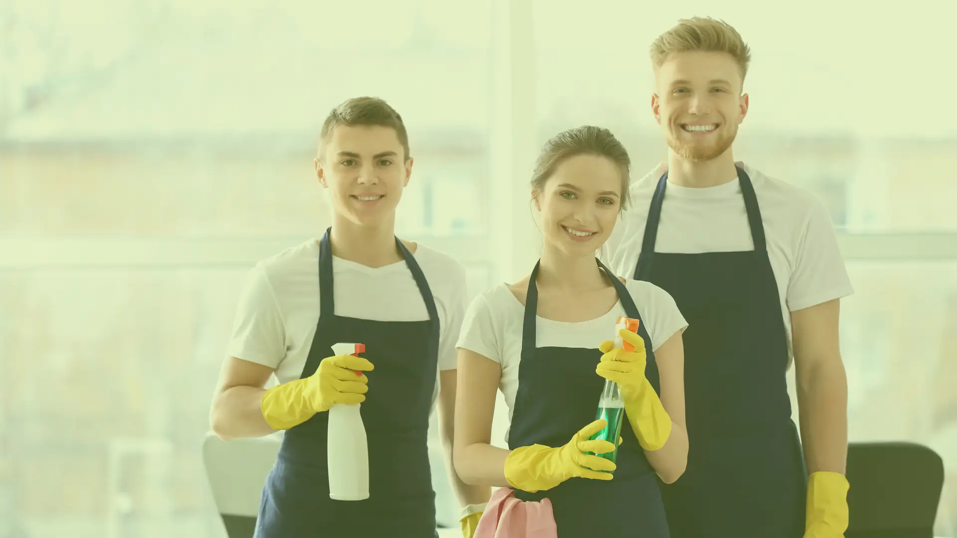 Equipo de limpiadores profesionales sonriendo con sus productos