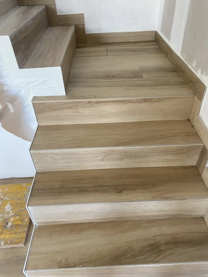 Escalera de madera limpia tras la limpieza de final de obra