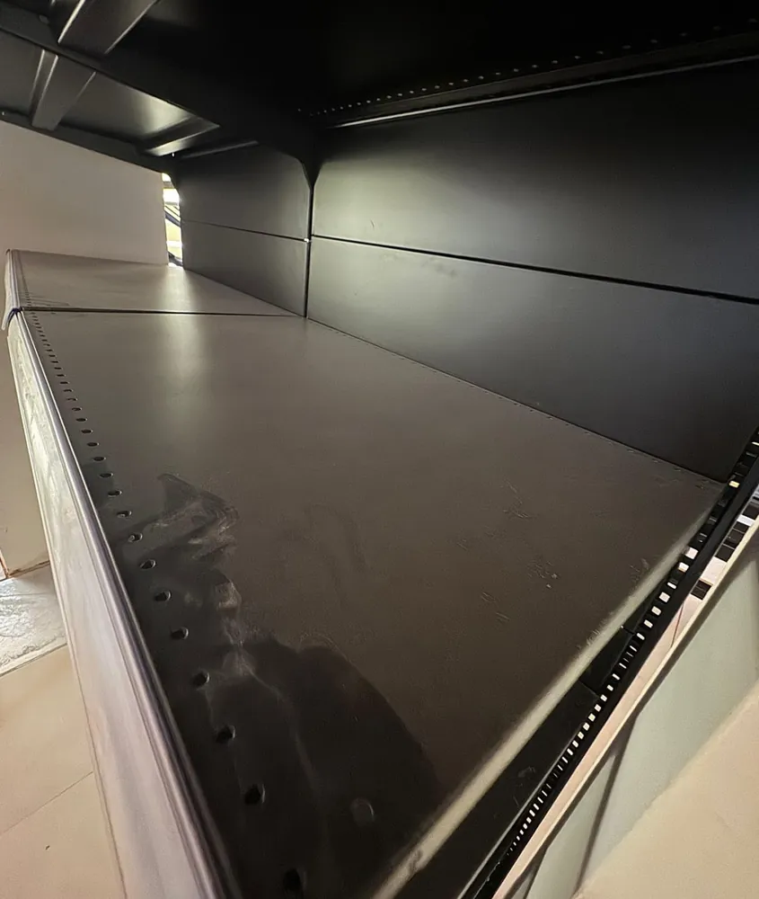 Estanterías metálicas de un comercio limpias por Ipar Clean