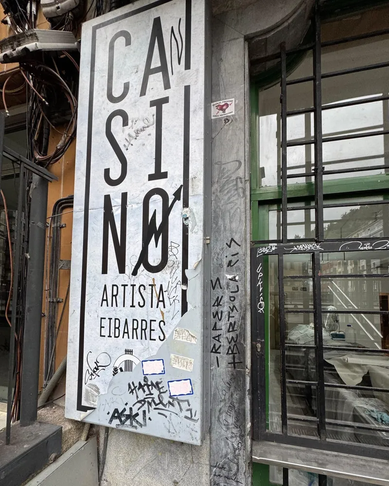 Fachada de un local de Eibar con grafitis antes de la limpieza