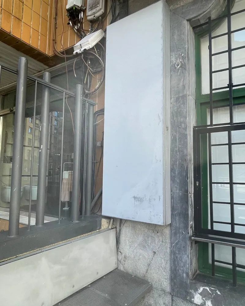 Fachada de un local de Eibar sin grafitis después de la limpieza