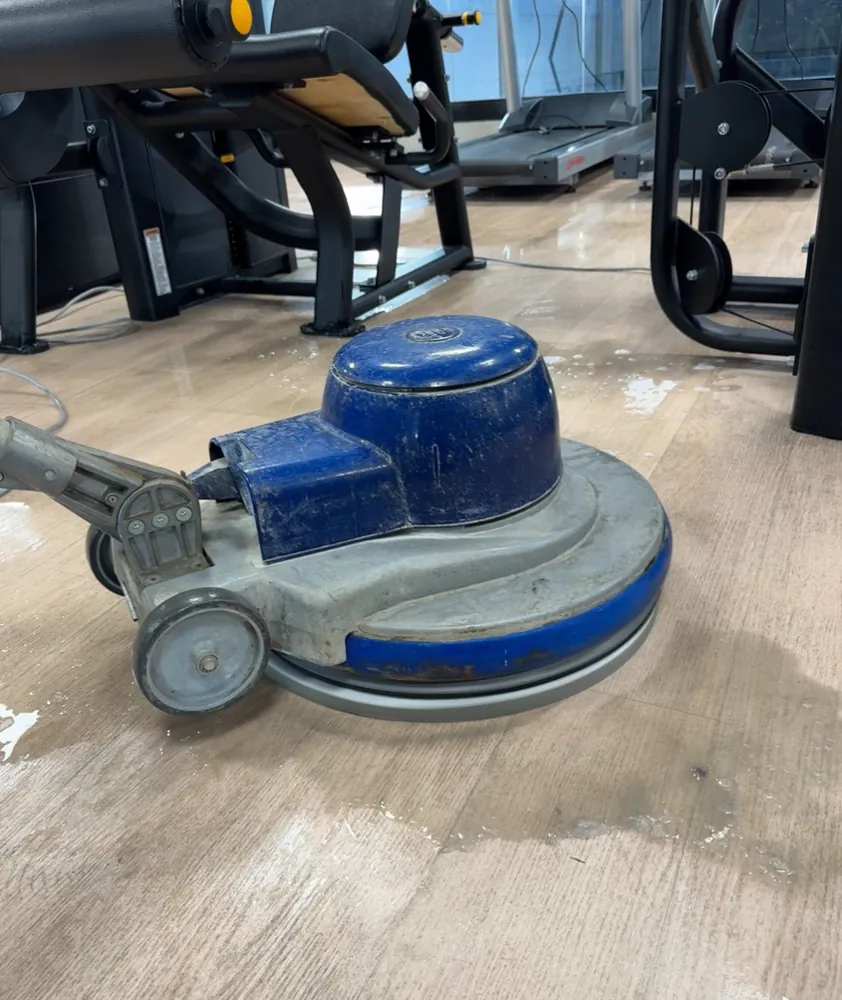 Rotativa de Ipar Clean fregando el suelo de un gimnasio