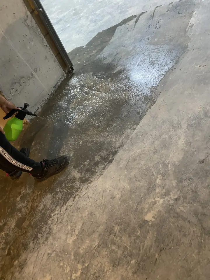 Operario de Ipar Clean fregando a fondo el suelo de un garaje
