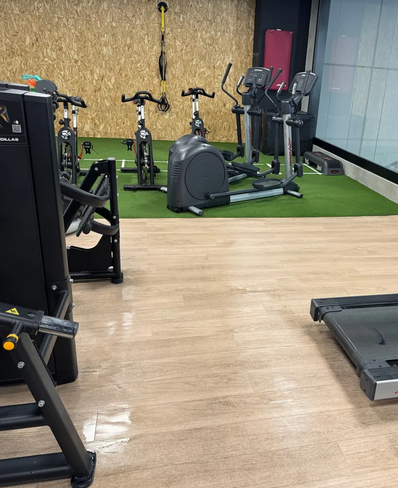 Sala de entrenamiento de un gimnasio después de la limpieza de Ipar Clean
