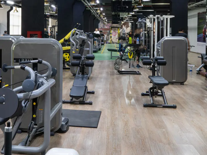 Sala de musculación de un gimnasio limpia y ordenada