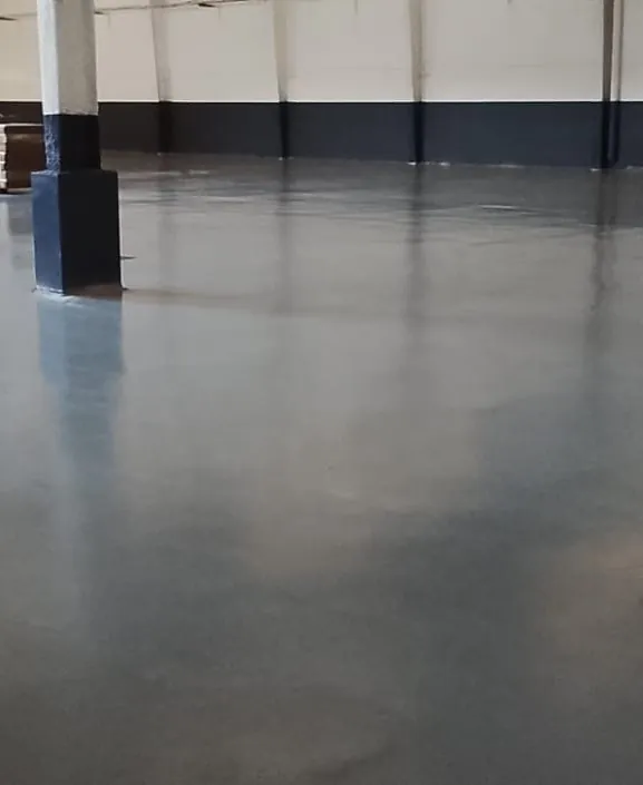 Suelo de las instalaciones de una empresa limpio después del fregado de Ipar Clean